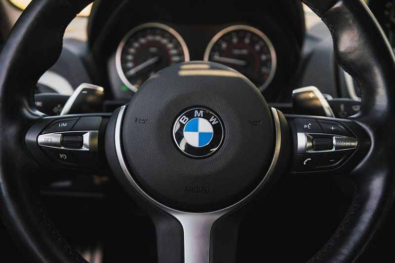 BMW Řada 1 (2016) M140i xDrive - fotka 19 z 31