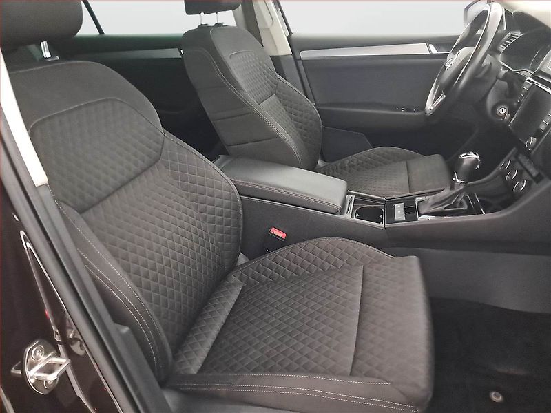 Škoda Superb (2017) 2.0 TDI, Automat, Navi, Xenony - fotka 9 z 18