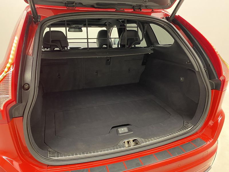 Volvo XC60 D5 AWD R-DESIGN AUT REZERVACE - fotka 6 z 52