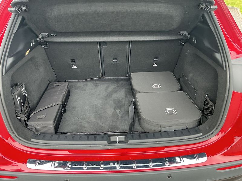 Mercedes-Benz GLA 250 e AMG s PLUG-IN HYBRIDNÍ T - fotka 24 z 25