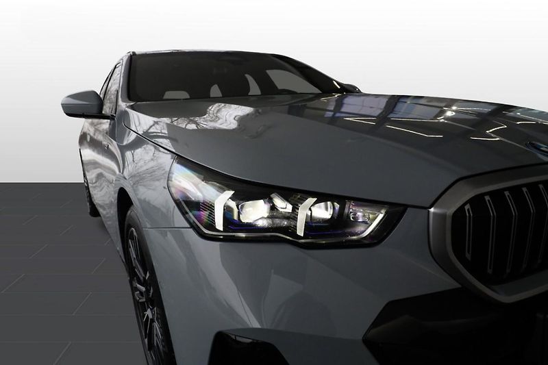 BMW Řada 5 530e xDrive Touring - fotka 21 z 31