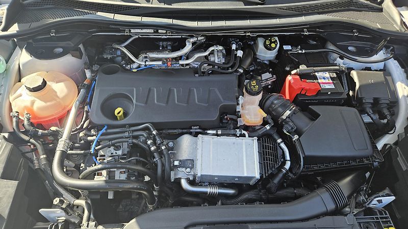 Ford Kuga (2021) 2.0 EB 140kW ST-line 4x4 AT8  - fotka 34 z 36