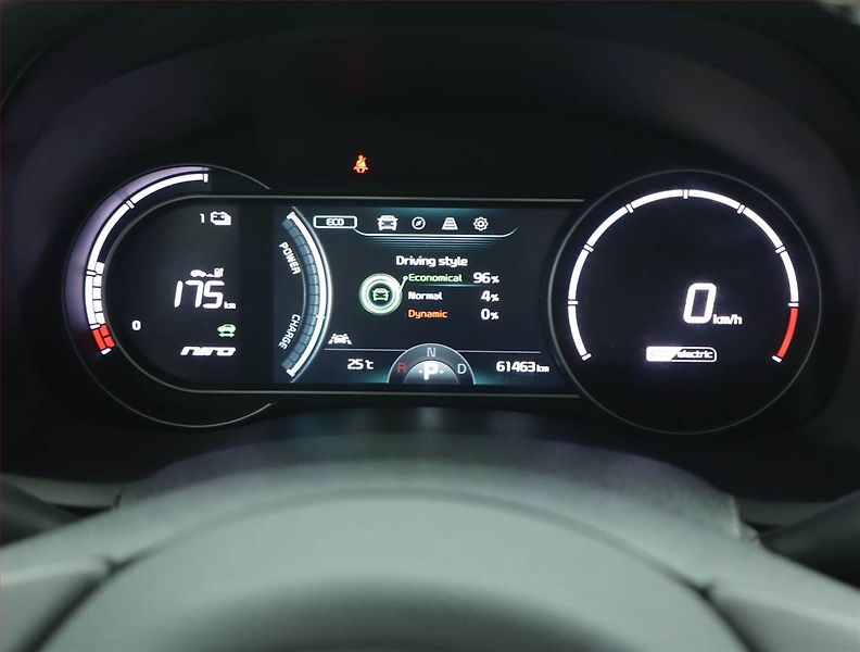 Kia e-Niro (2020) 64 kWh, SoH 100% - fotka 11 z 19