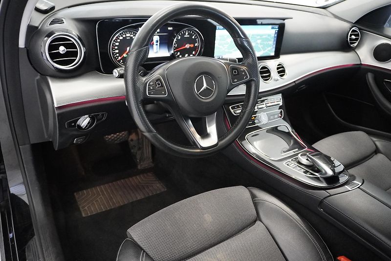 Mercedes-Benz Třídy E 3,0D V6 AUTOMAT - fotka 12 z 27