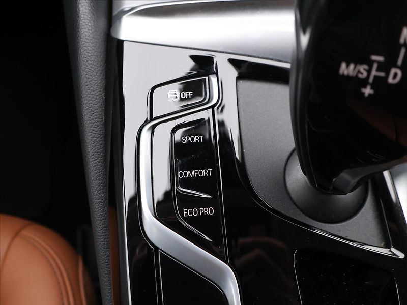 BMW Řada 5 2.0 D 140kW xDrive AT CZ - fotka 25 z 35
