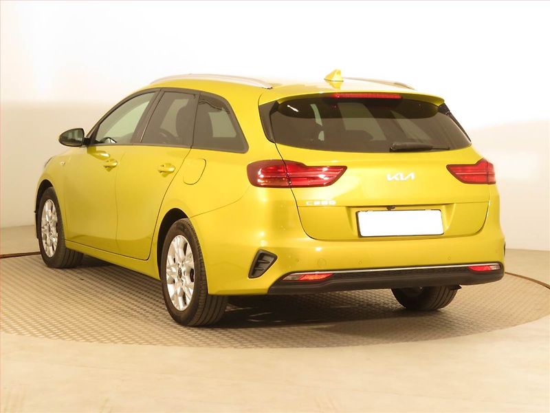 Kia Ceed (2022) Silver 1.5 T-GDI MHEV - fotka 4 z 16