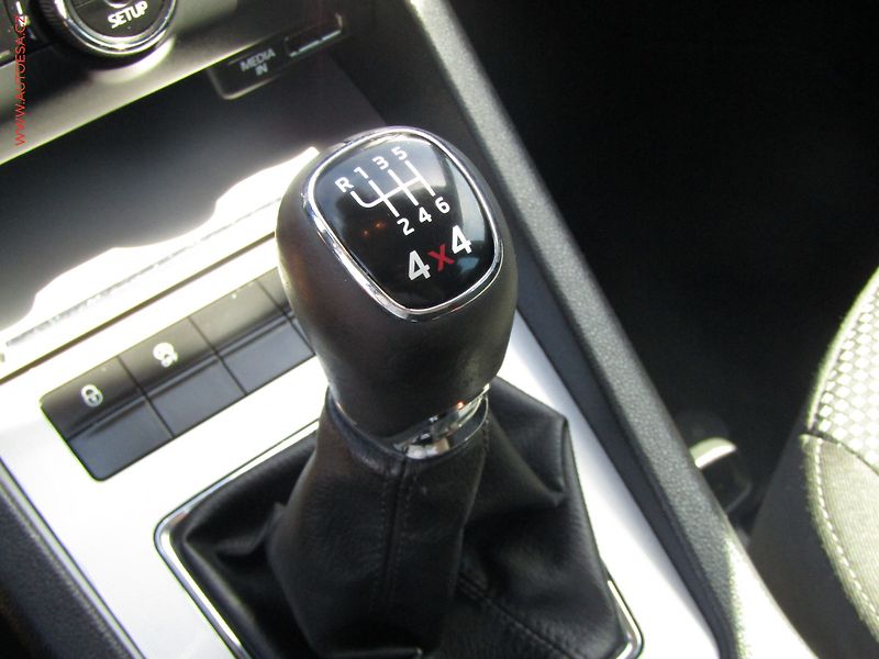Škoda Octavia (2014) 2.0 TDi 4x4, AC, TZ, park - fotka 16 z 18