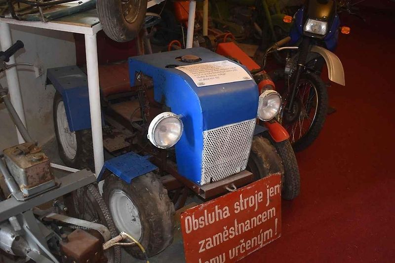 Hala se soudobými modely Jawy v muzeu v Rabakově