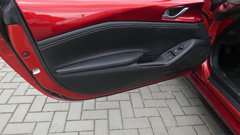 Mazda MX-5 RF 2.0 Skyactiv-G184 Exclusive - fotka 9 z 22