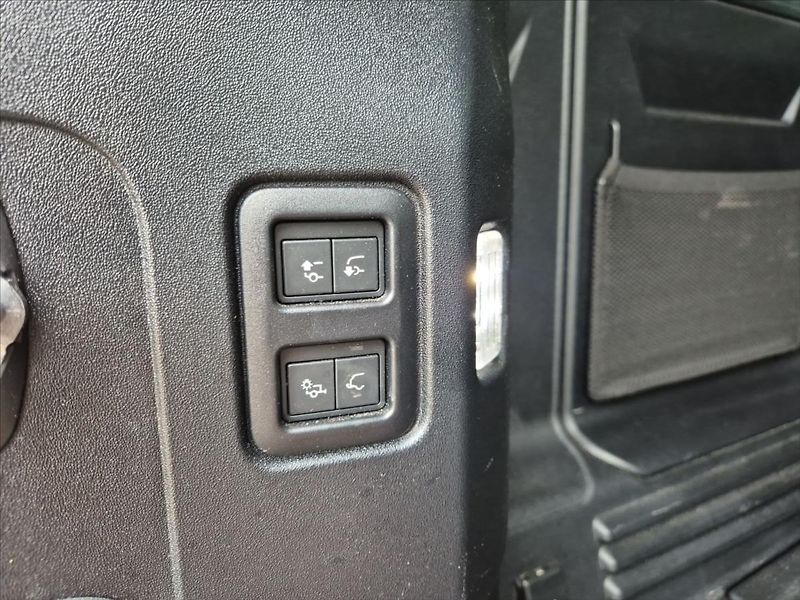 Land Rover Defender 3,0 110 D300 HSE - fotka 12 z 19