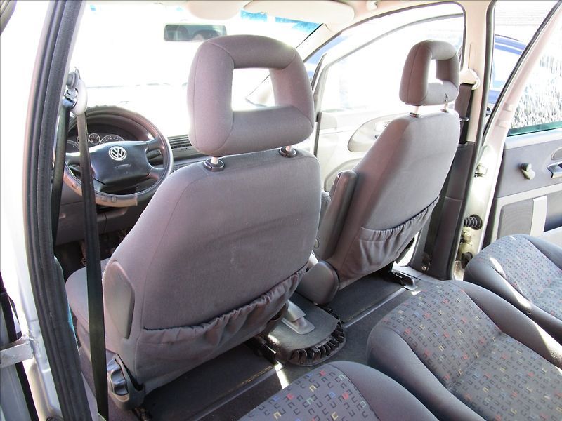 Volkswagen Sharan 1.9TDi aut. klima, 7 míst - fotka 24 z 43