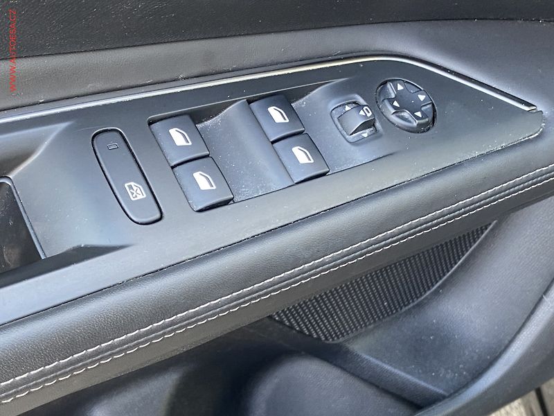 Peugeot 3008 (2018) 1.5 HDi, Allure, navi, kamera - fotka 11 z 16