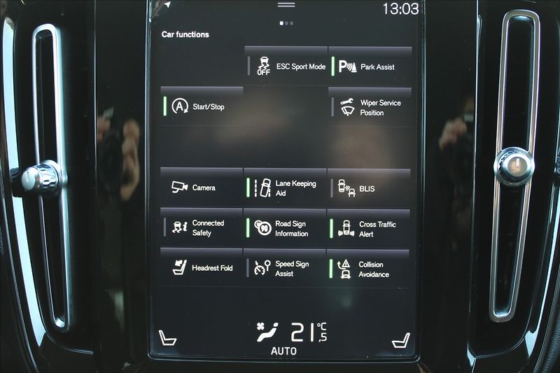 Volvo XC40 2,0 T4  1MAJ,4x4,MOMENTUM PRO - fotka 13 z 43