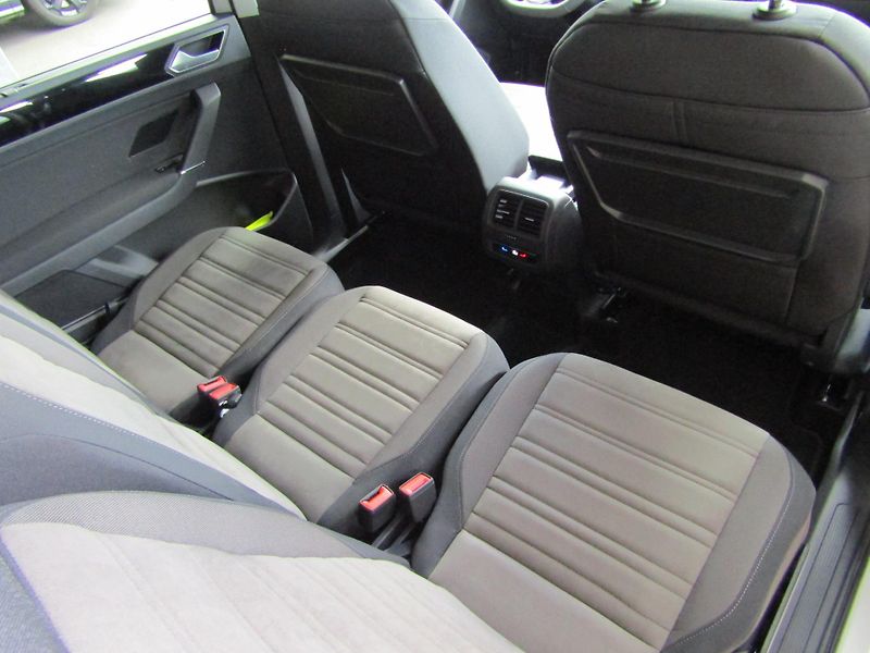Volkswagen Touran Highline 1,5 TSI 110KW DSG - fotka 26 z 30
