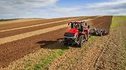 Quadtrac 715 v plné práci na poli.