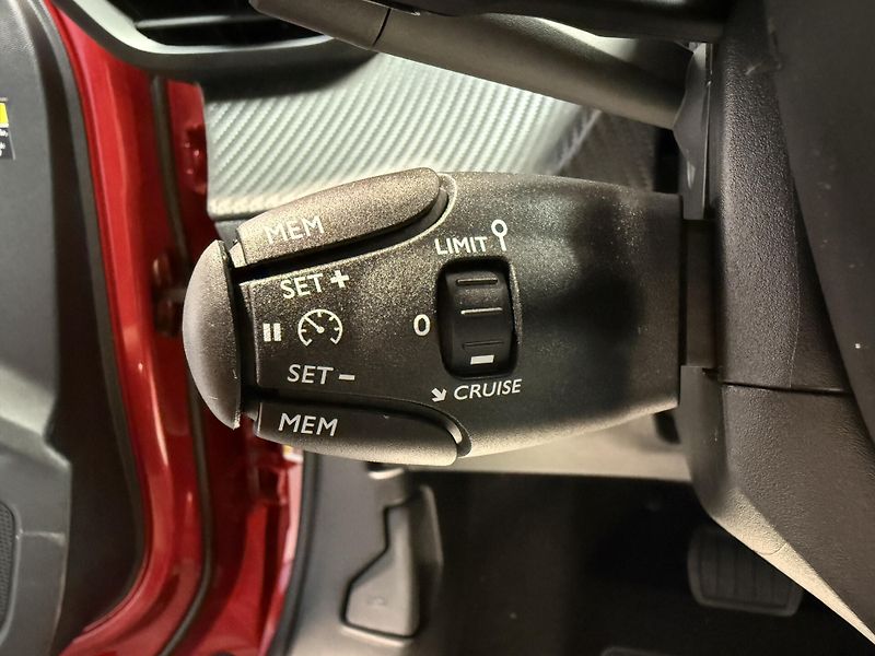 Peugeot 2008 ALLURE 1.2 PureTech 130 S&S EA - fotka 9 z 13