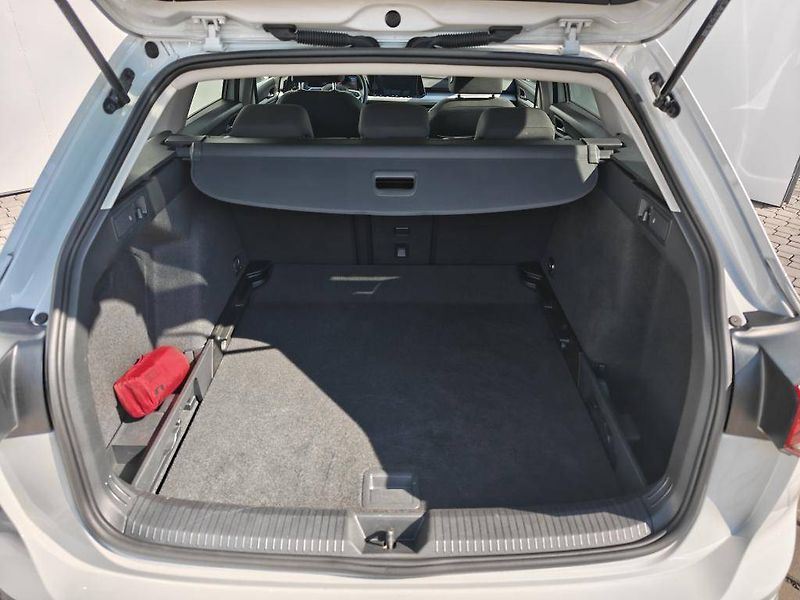 Volkswagen Golf Life 6G 1,0TSi - fotka 22 z 22