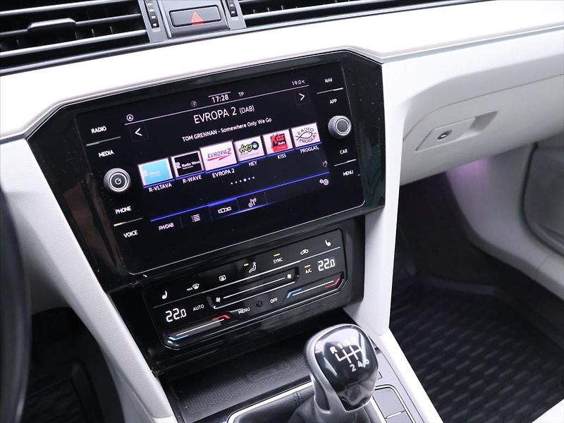 Volkswagen Passat 2,0 TDI CZ Elegance Kůže DPH - fotka 18 z 31