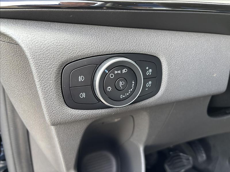 Ford Tourneo Custom 2,0 EcoBlue 125kW L2 - fotka 23 z 38