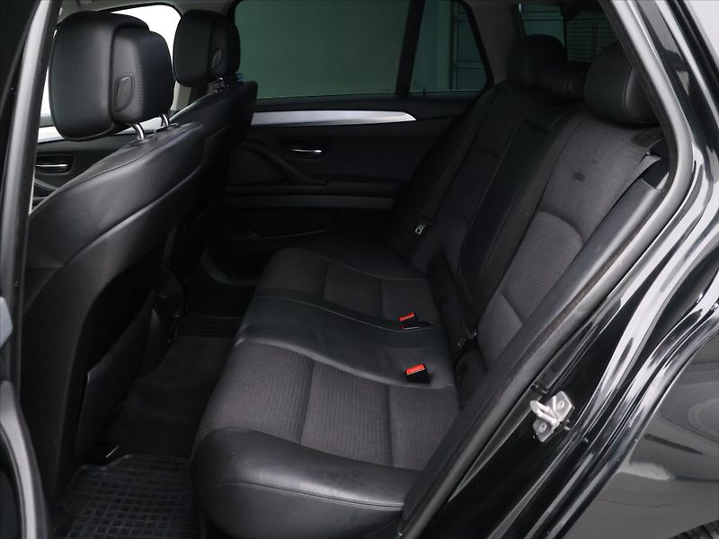 BMW Řada 5 3,0 530d x Drive Tažné Klima - fotka 15 z 38