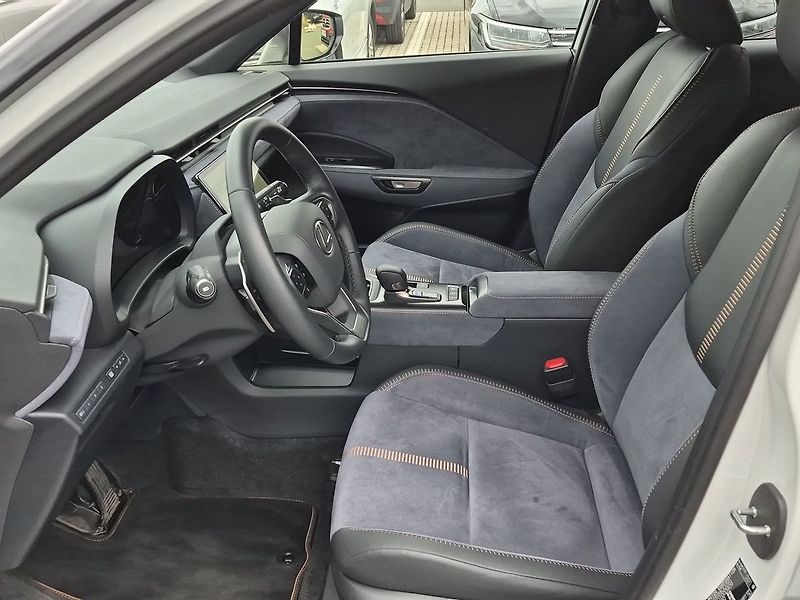 Lexus LBX 1.5HEV 4X4 COOL Advanced Premi - fotka 9 z 26