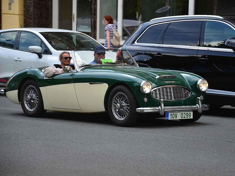 Přehlídka veteránů na Arnice v Mariánských Lázních. Sanitka Cadillac