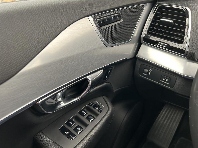 Volvo XC90 2.0 D5 4x4 Mommentum PRO - fotka 16 z 29