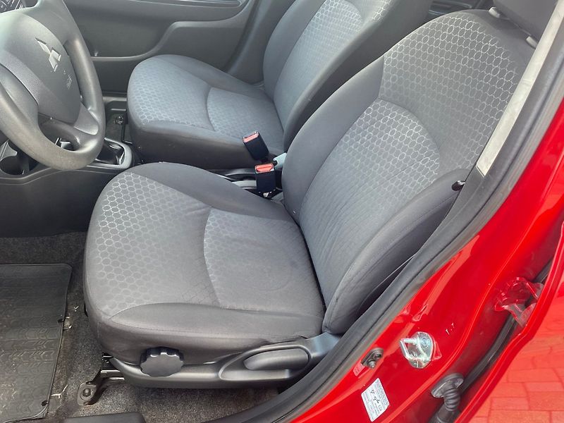 Mitsubishi Space Star (2015) 1.0 52kW - fotka 11 z 17