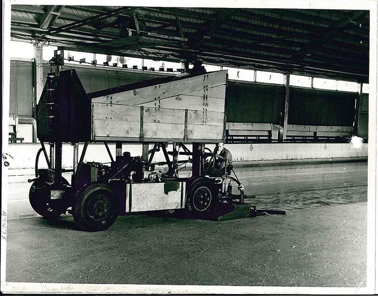Dnes je to při hokejových utkáních samozřejmost. První stroj - rolba na úpravu ledu se zrodila před 75 lety. Zkonstruoval ji Frank Zamboni v Paramountu ve Spojených státech. Foto: Wikimedia Commons, Calle Eklund V-wolf, CC BY-SA 3.0