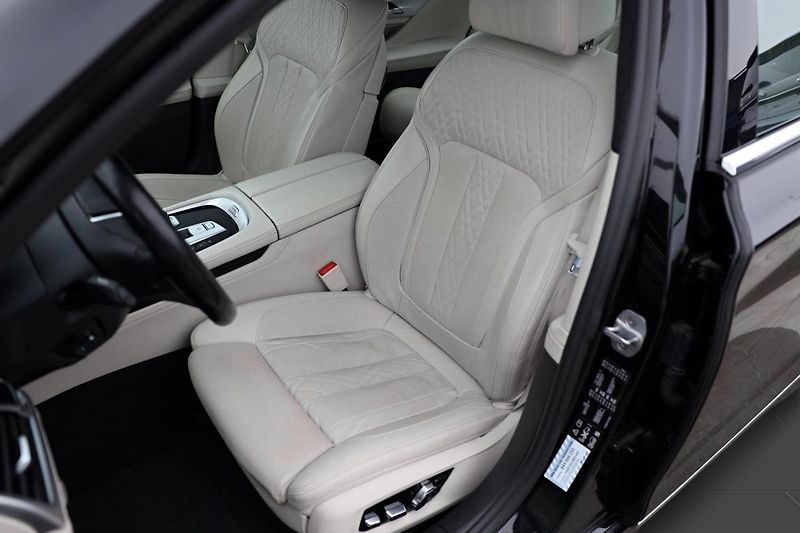 BMW Řada 7 750Li xDrive - fotka 10 z 17