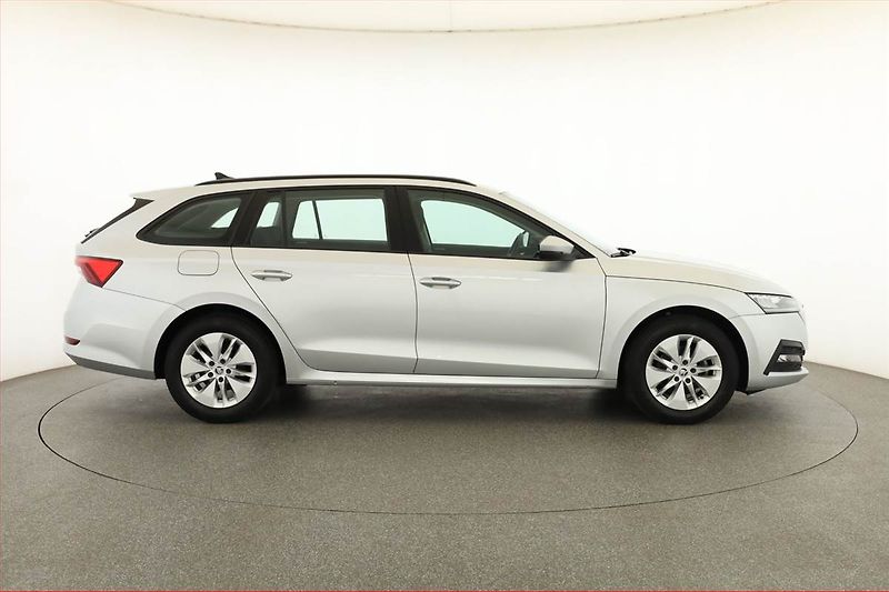 Škoda Octavia (2023) Ambition 2.0 TDI, ČR,1.maj - fotka 6 z 24