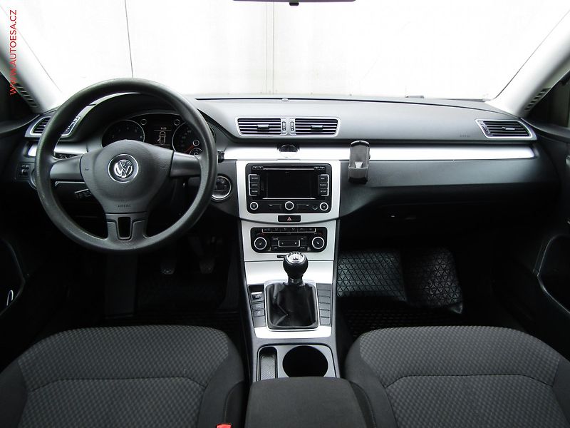 Volkswagen Passat (2011) 1.4 TSi, AC, výhřev sed - fotka 8 z 20