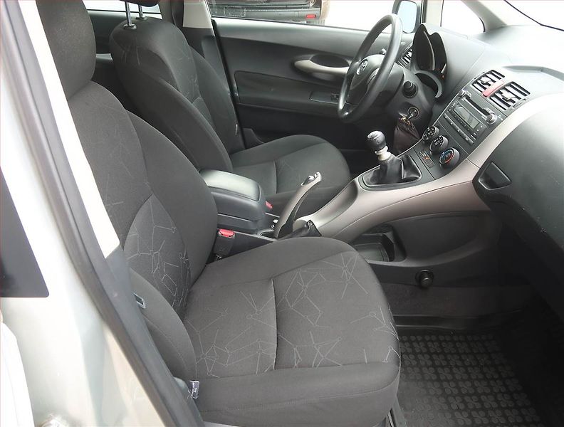 Toyota Auris (2009) 1.3 Dual VVT-i, Park. senzory - fotka 9 z 15
