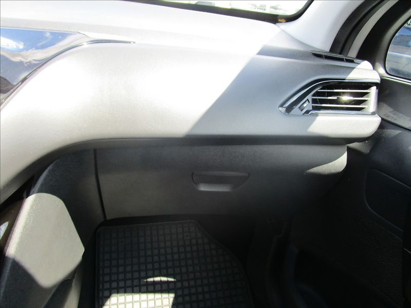 Peugeot 208 1.2i Klima, Navi - fotka 10 z 38