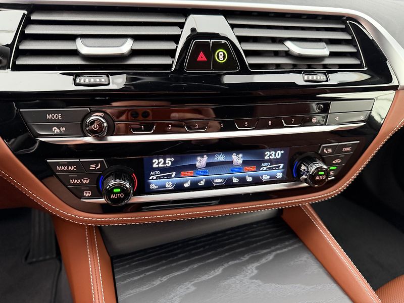 BMW Řada 5 530e*4x4*DPH*Top Výbava* - fotka 33 z 42