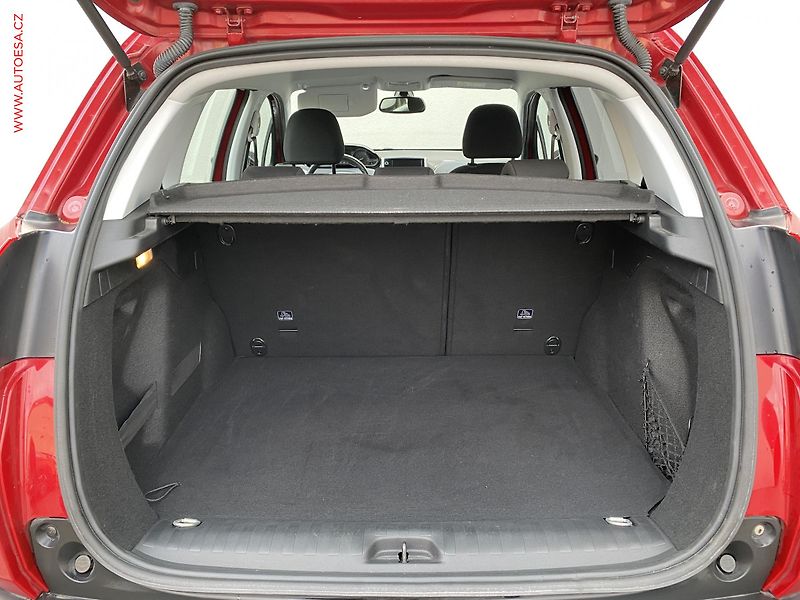 Peugeot 2008 (2018) 1.2 PT, ČR, Allure, park. - fotka 7 z 17