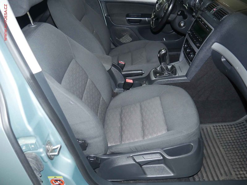 Škoda Octavia (2012) 1.6 TDi, ČR, AAC, tempo - fotka 12 z 16