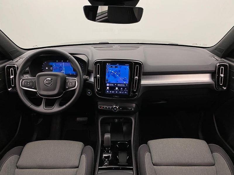 Volvo XC40 B3 DARK PLUS AUT CZ - fotka 2 z 56
