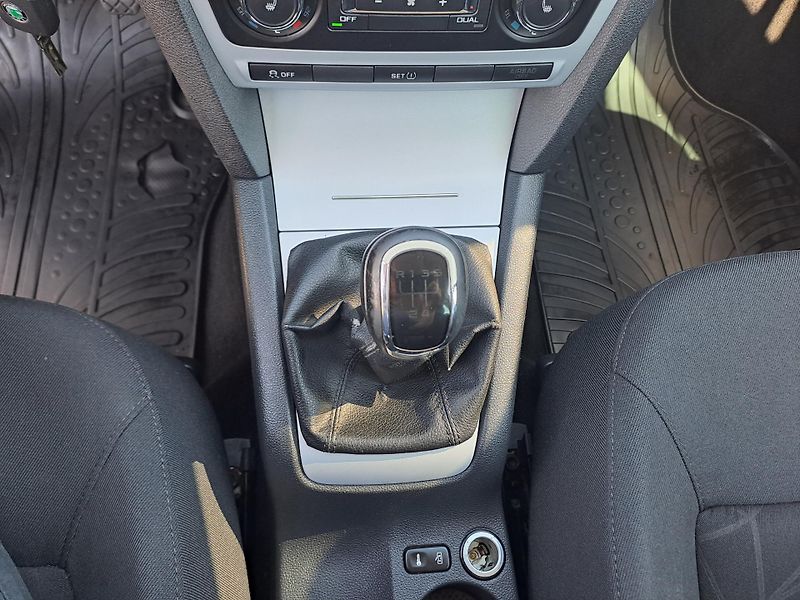 Škoda Octavia (2011) 1.6 TDi, PĚKNÝ STAV - fotka 28 z 30