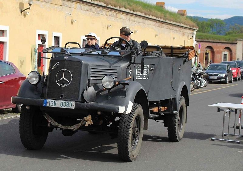 Ladislav Maleček se svým Edselem přijel na sraz veteránů do Terezína z nedalelkých Litoměřic.