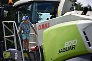 Traktoriáda ve Studenci na Třebíčsku nespočívá pouze v přehlídce zúčastněných strojů. Mnoho z nich se účastní dovednostních soutěží, což láká davy lidí.