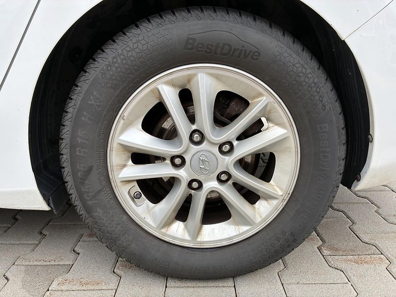 Hyundai i30 1,6i 99kW TAŽNÉ - fotka 25 z 25