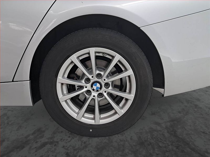 BMW Řada 3 (2015) 318 d, Navi, Park. senzory - fotka 15 z 21