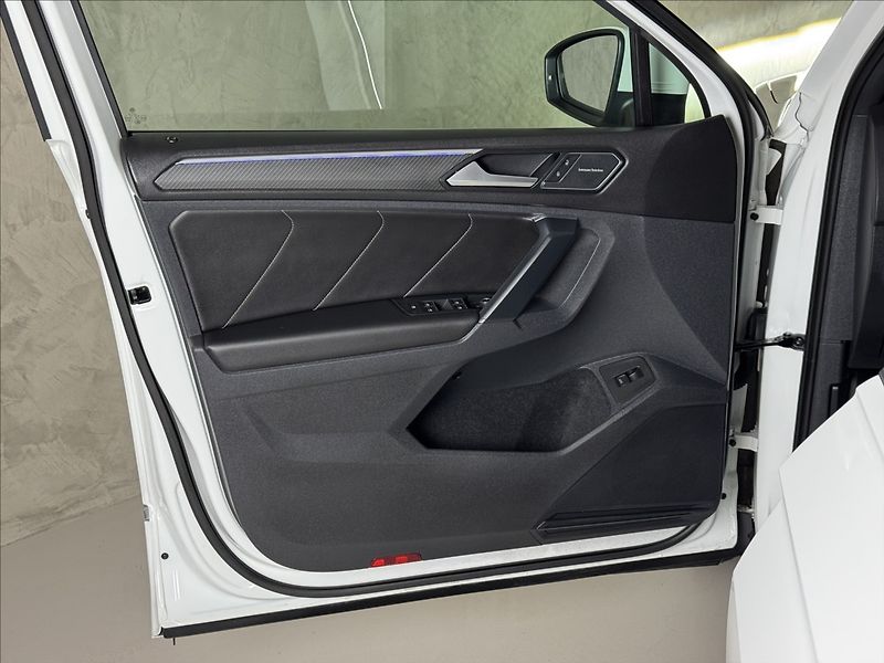 Volkswagen Tiguan 2,0 TDi  DSG R-Line IQ Light K - fotka 19 z 46