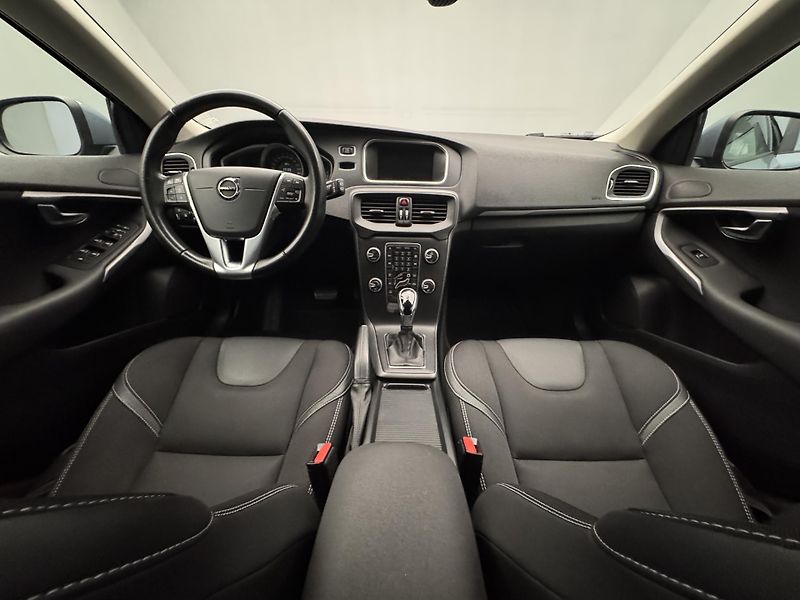 Volvo V40 T2 MOMENTUM AUT  - fotka 2 z 41