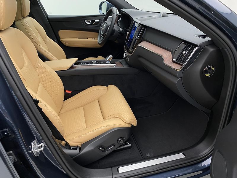 Volvo XC60 T8 AWD ULTRA BRIGHT REZERVACE - fotka 24 z 64