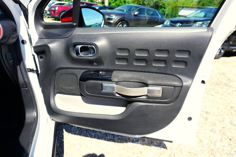 Citroën C3 (2018) SHINE 1,2 PT 60 kW - fotka 16 z 51