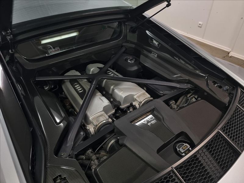 Audi R8 5,2 FSI V10 plus QUATTRO Ceram - fotka 31 z 41