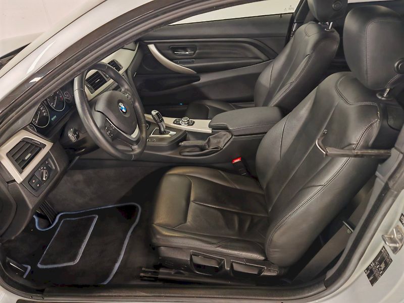BMW Řada 4 (2014) 420i 135 kW Coupe - fotka 17 z 23