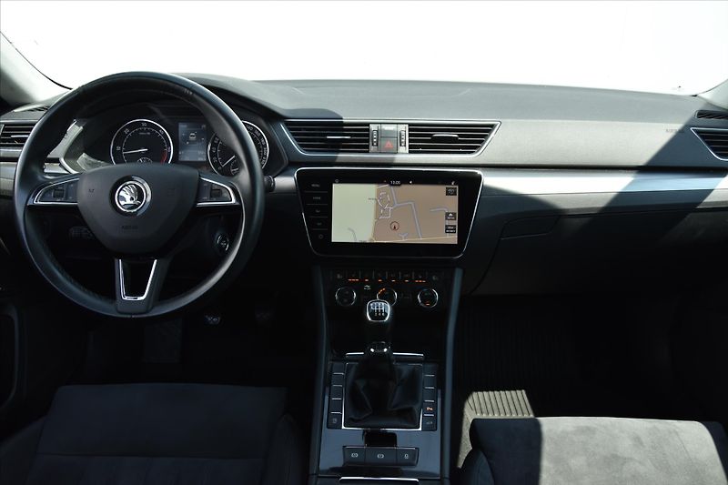 Škoda Superb 2.0TDI STYLE TAŽNÉ 1.MAJ. ČR - fotka 13 z 27